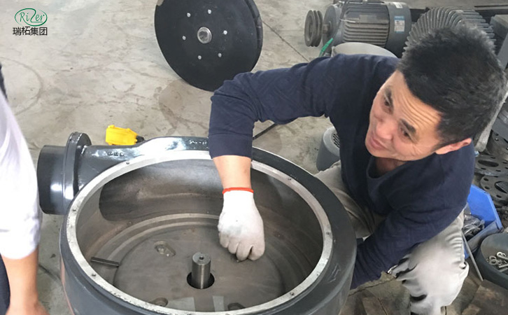 上海瑞柘三葉羅茨鼓風(fēng)機(jī)維修現(xiàn)場(chǎng)