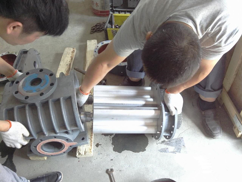 羅茨風(fēng)機(jī)維修現(xiàn)場拆解實(shí)拍圖